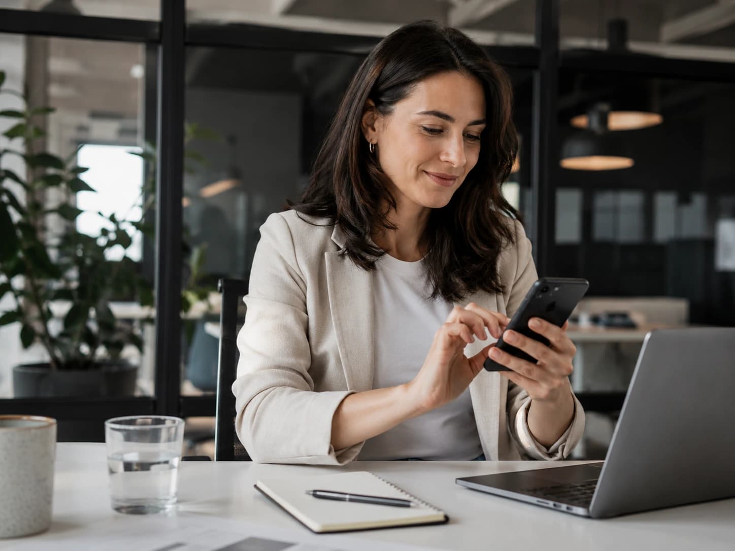 Profissional usando smartphone em um escritório contemporâneo